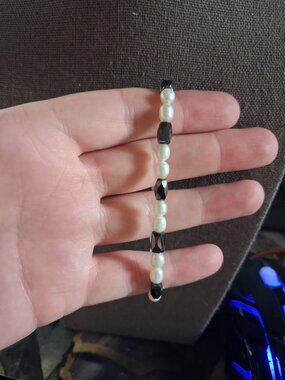 Magnetic 7 inch beaded bracelet